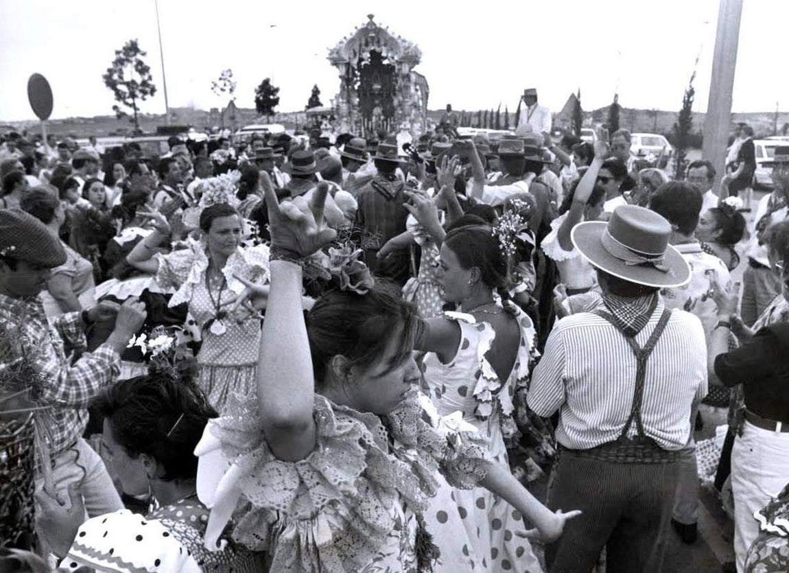 Peregrinos de la hermandad de la Macarena, camino al Rocío en 1994