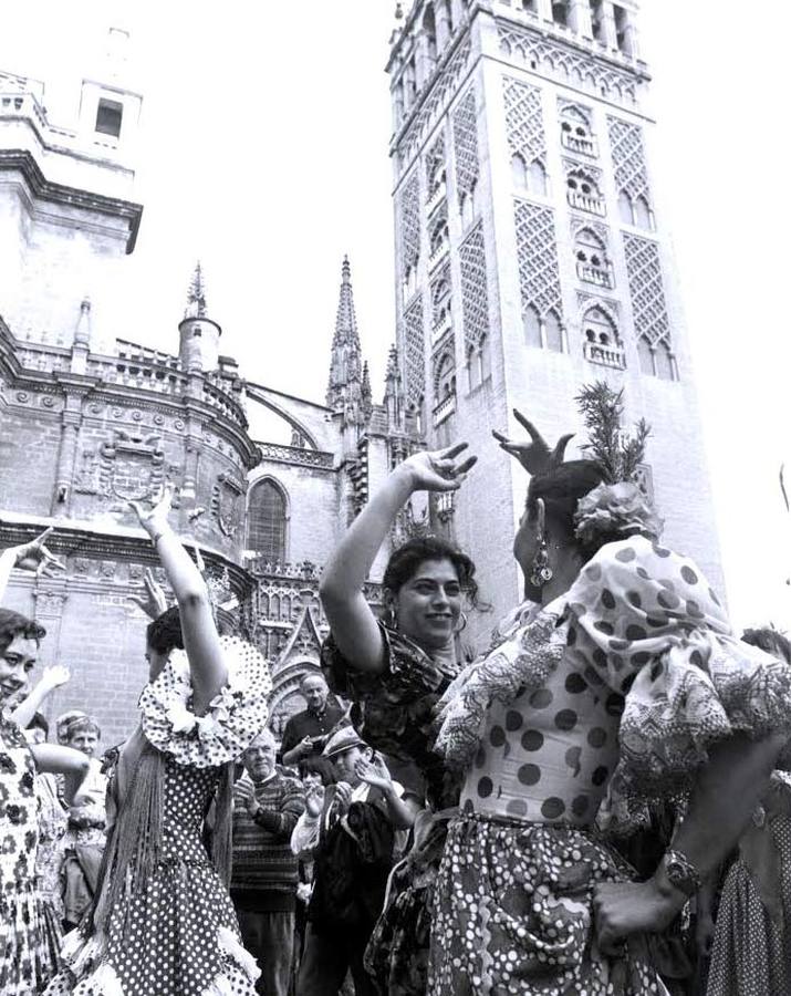 Peregrinas de la hermandad de Sevilla bailan sevillanas a los pies de la Giralda en 1993
