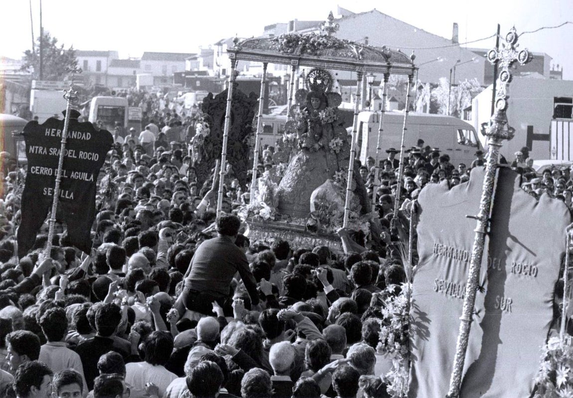 Procesión de la Blanca Paloma por las calles de la aldea