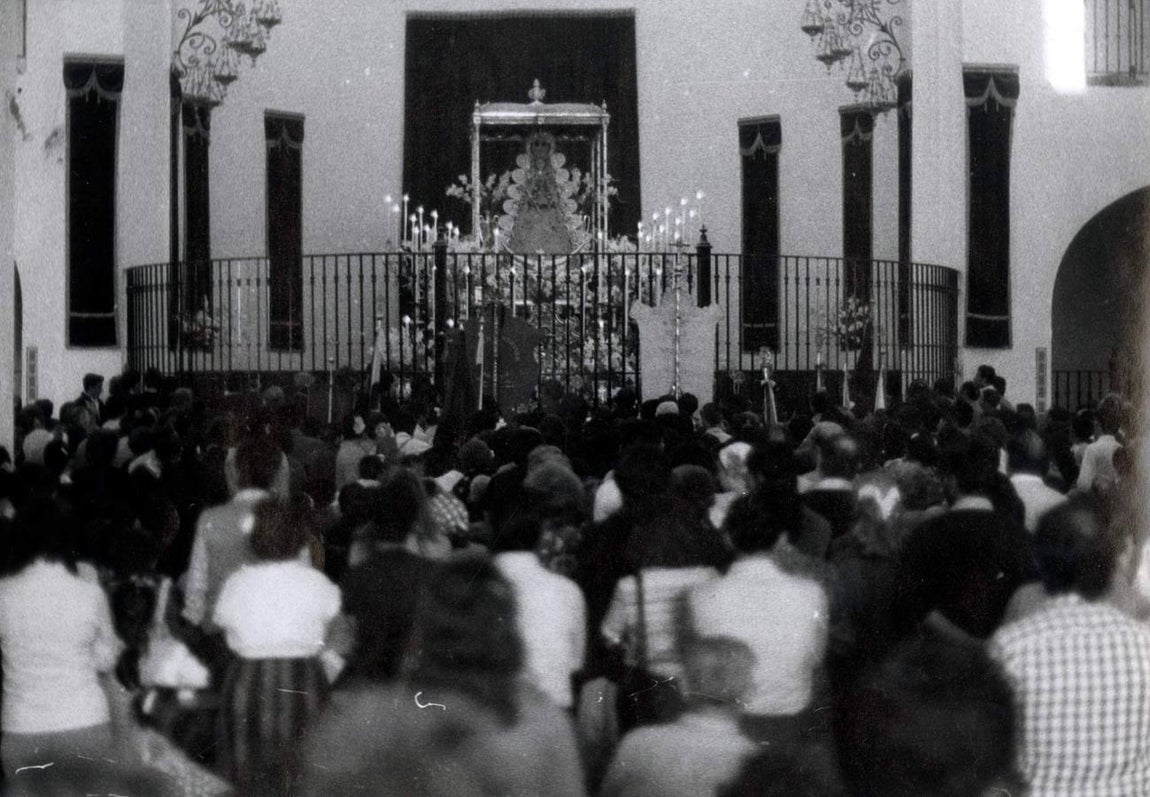 La Virgen del Rocío, antes de su procesión en 1989