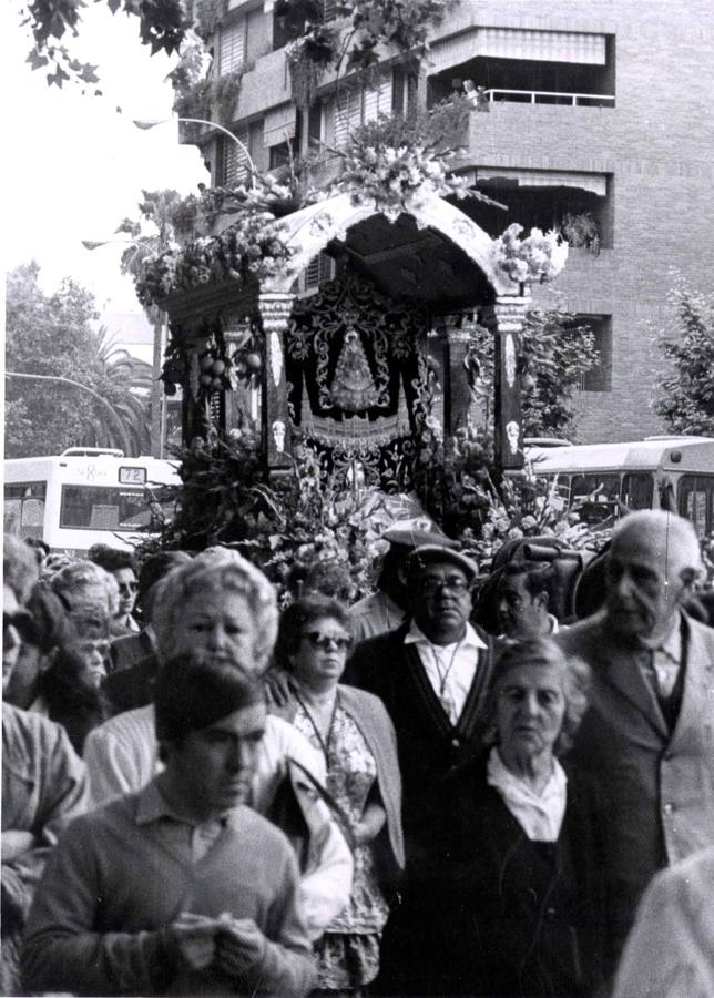 Salida de la hermandad de Sevilla Sur en 1988