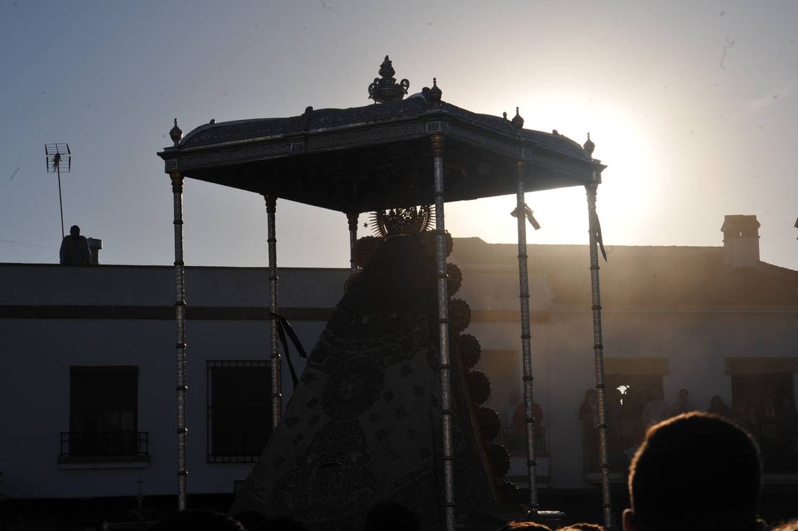 Momentos de emoción, satisfacción y alegría al paso de la Blanca Paloma, arropada en todo momento por una multitud de fieles que han reiterado salves, vivas, palmas y cantes al tenerla cerca