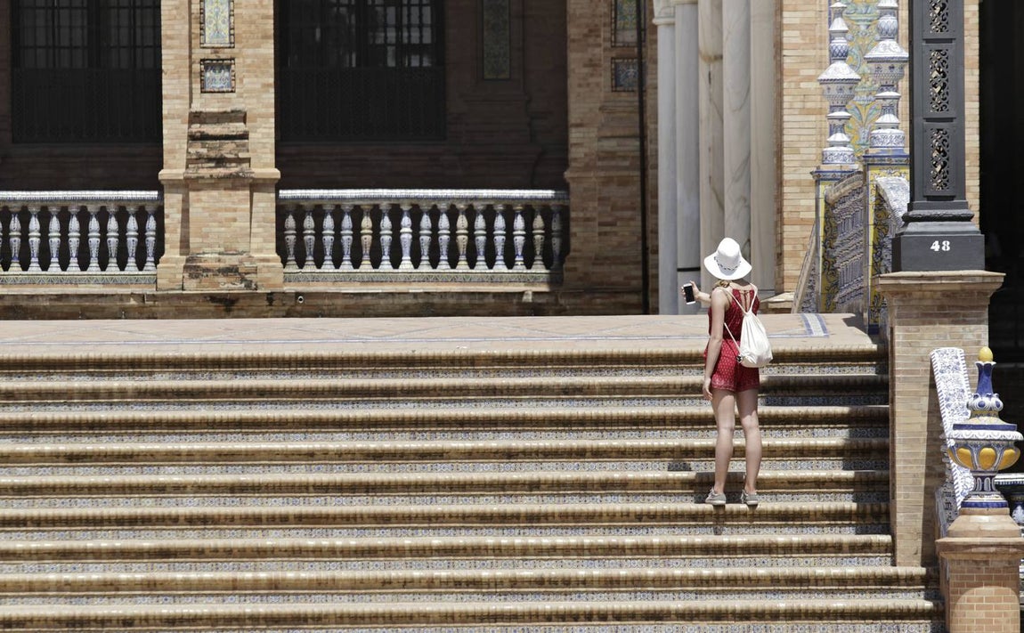 Calles semivacías en Sevilla, playas llenas en Huelva