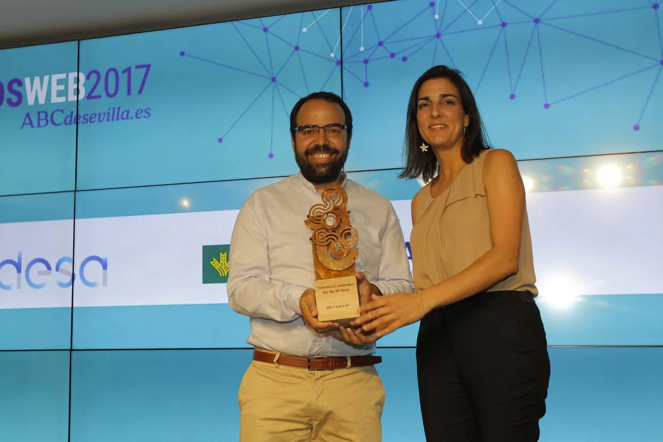 Miguel Florido, de Blog Marketing and Web, recibe el premio de M. Ángeles Cordero, de Renault