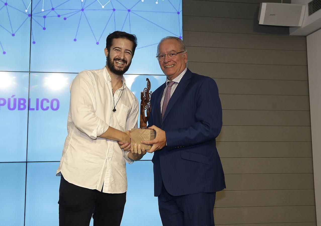 Álvaro Ybarra, director de ABC de Sevilla, entrega el Premio del Público a Luis López Rodríguez, de Wuolah