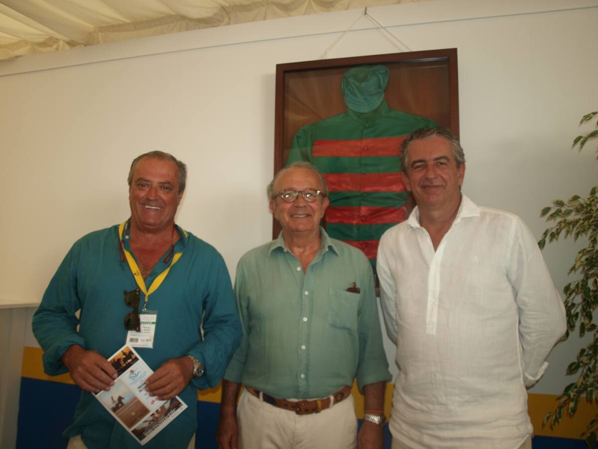 El Presidente de la Real Sociedad de Carreras de Caballos Rafael Hidalgo, Juan Manuel Castaño y Agustín Sánchez