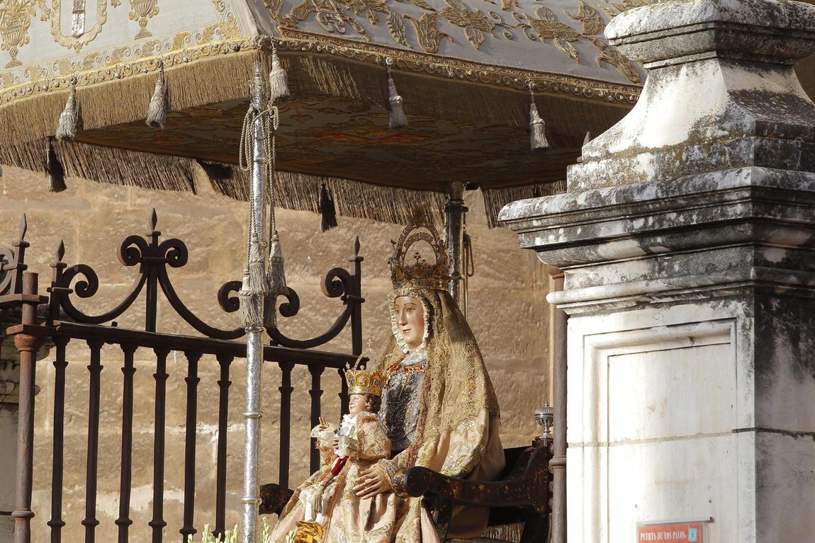 Calurosa bienvenida a la Virgen de los Reyes