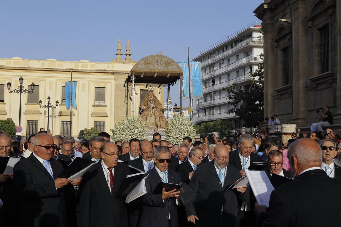 Calurosa bienvenida a la Virgen de los Reyes