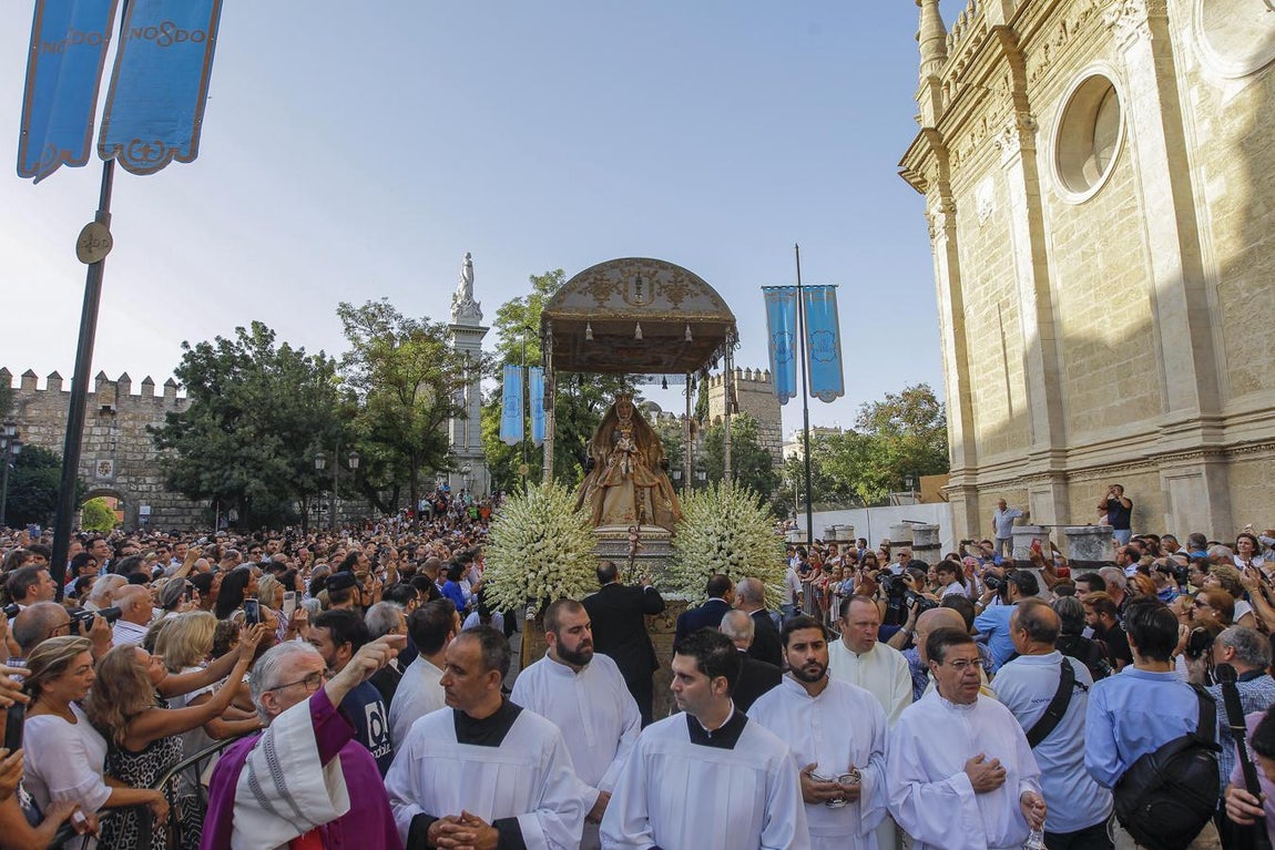 Calurosa bienvenida a la Virgen de los Reyes