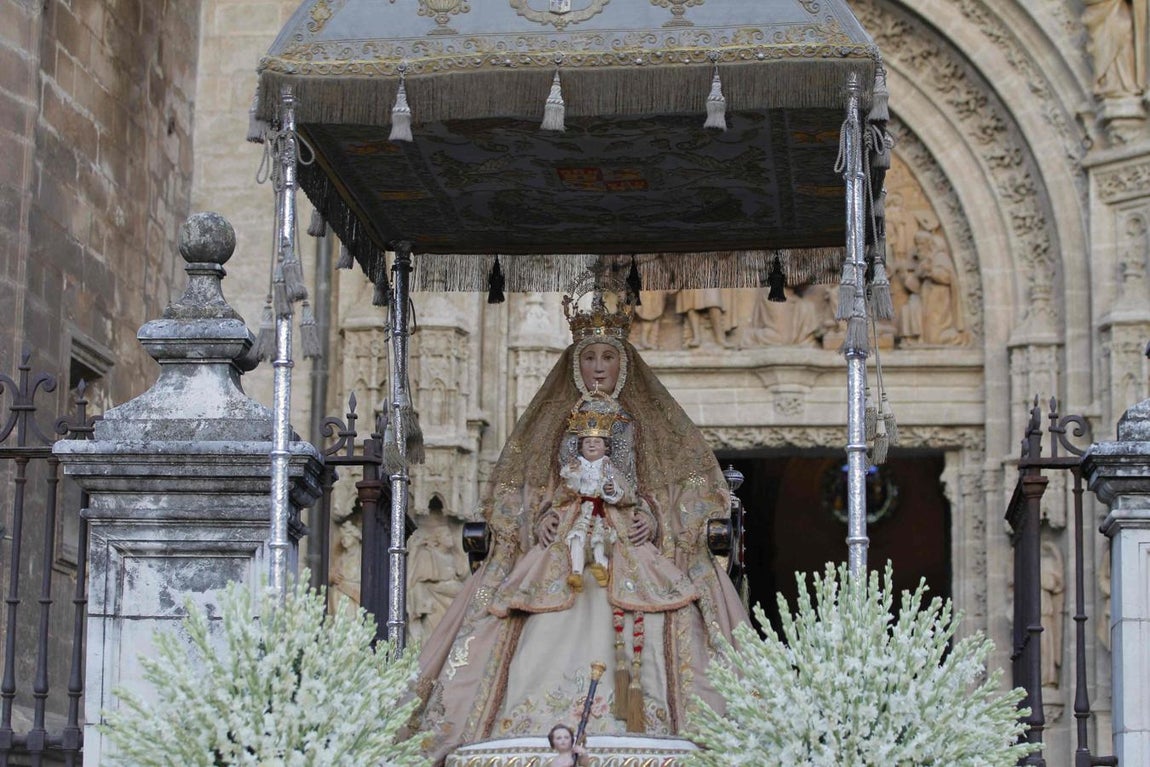 Calurosa bienvenida a la Virgen de los Reyes