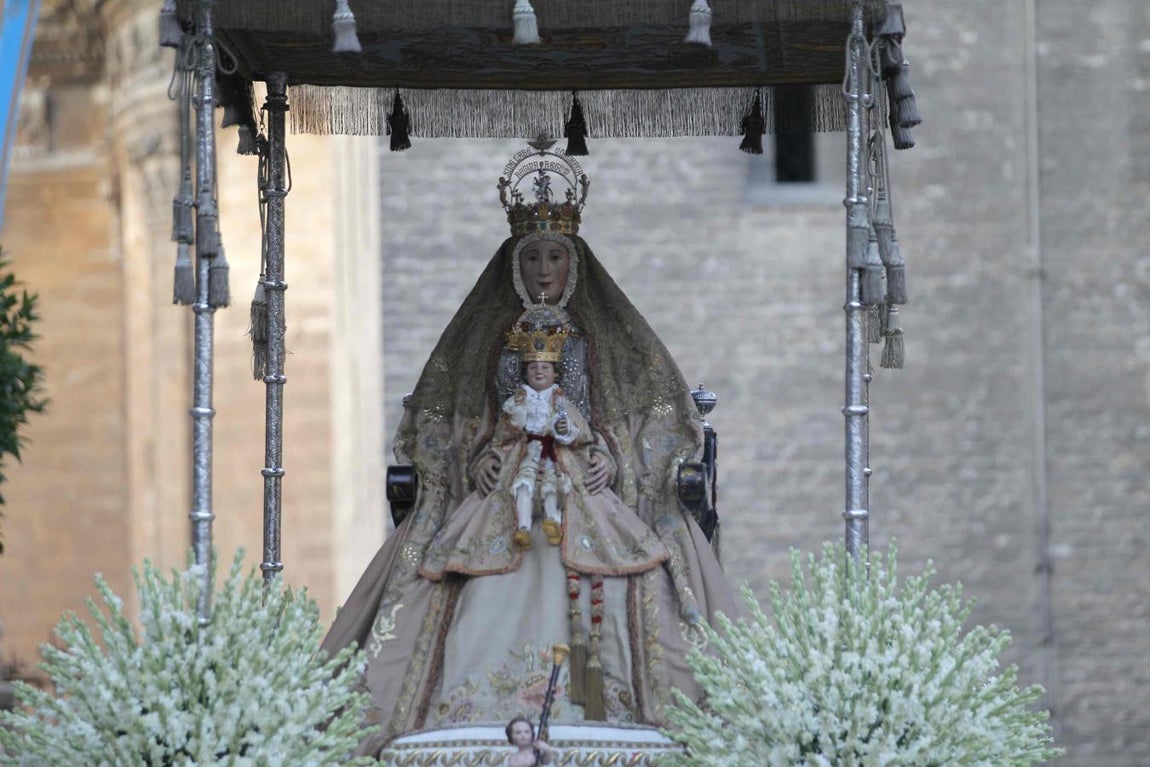 Calurosa bienvenida a la Virgen de los Reyes