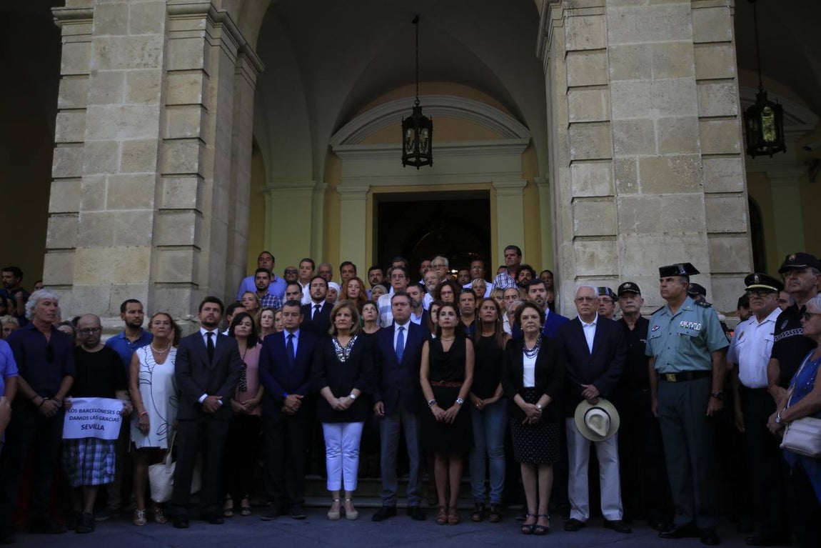 Minuto de silencio por el atentado de Barcelona en Sevilla
