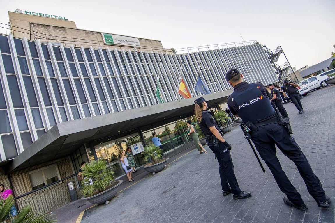 En imágenes: Muere aplastada por un ascensor en Valme