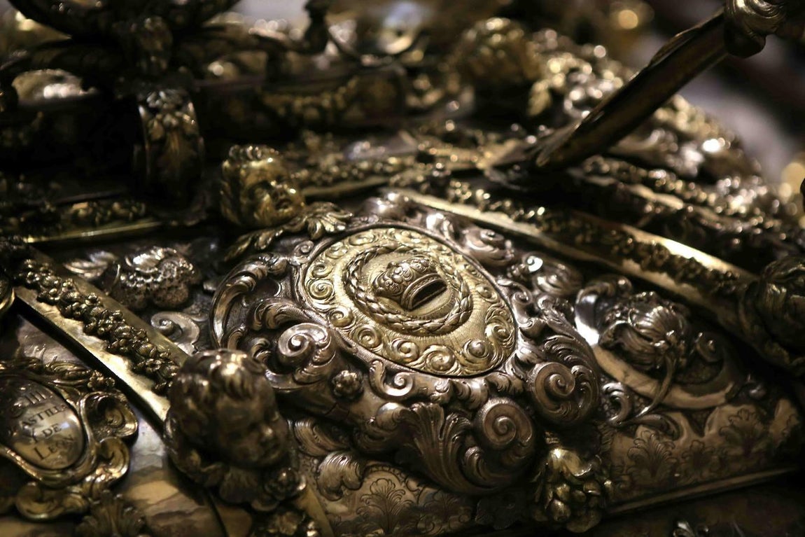 Cientos de sevillanos muestran sus respetos al Rey Santo