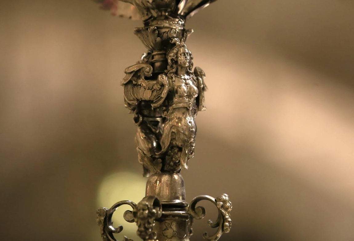 Cientos de sevillanos muestran sus respetos al Rey Santo