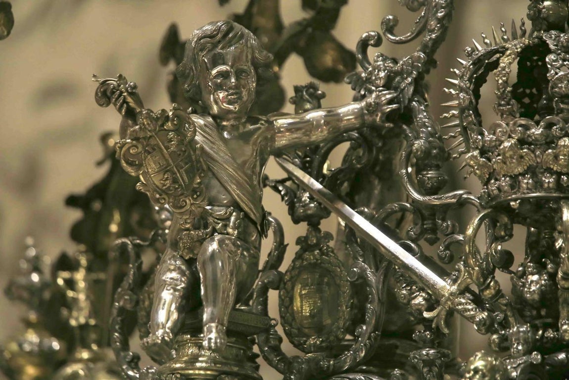 Cientos de sevillanos muestran sus respetos al Rey Santo