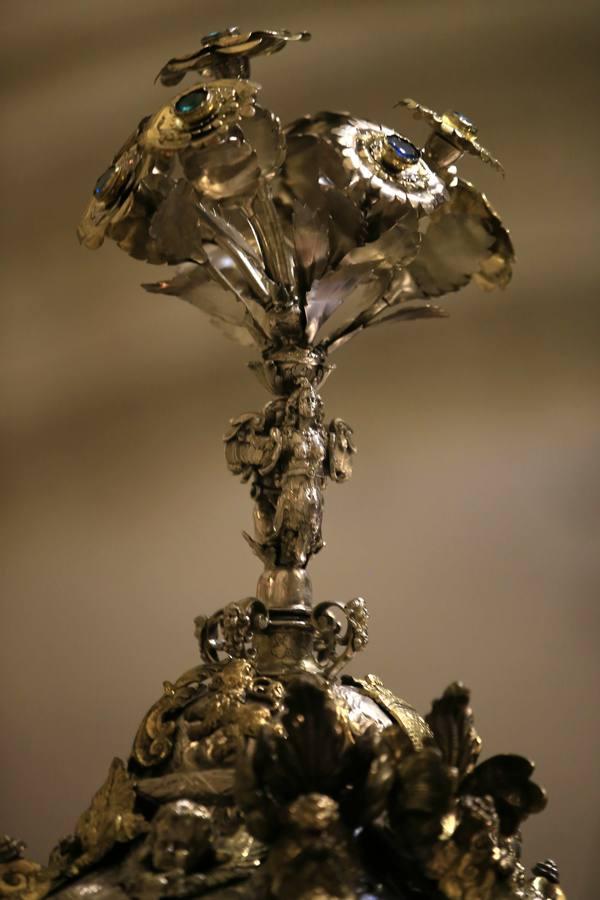 Cientos de sevillanos muestran sus respetos al Rey Santo