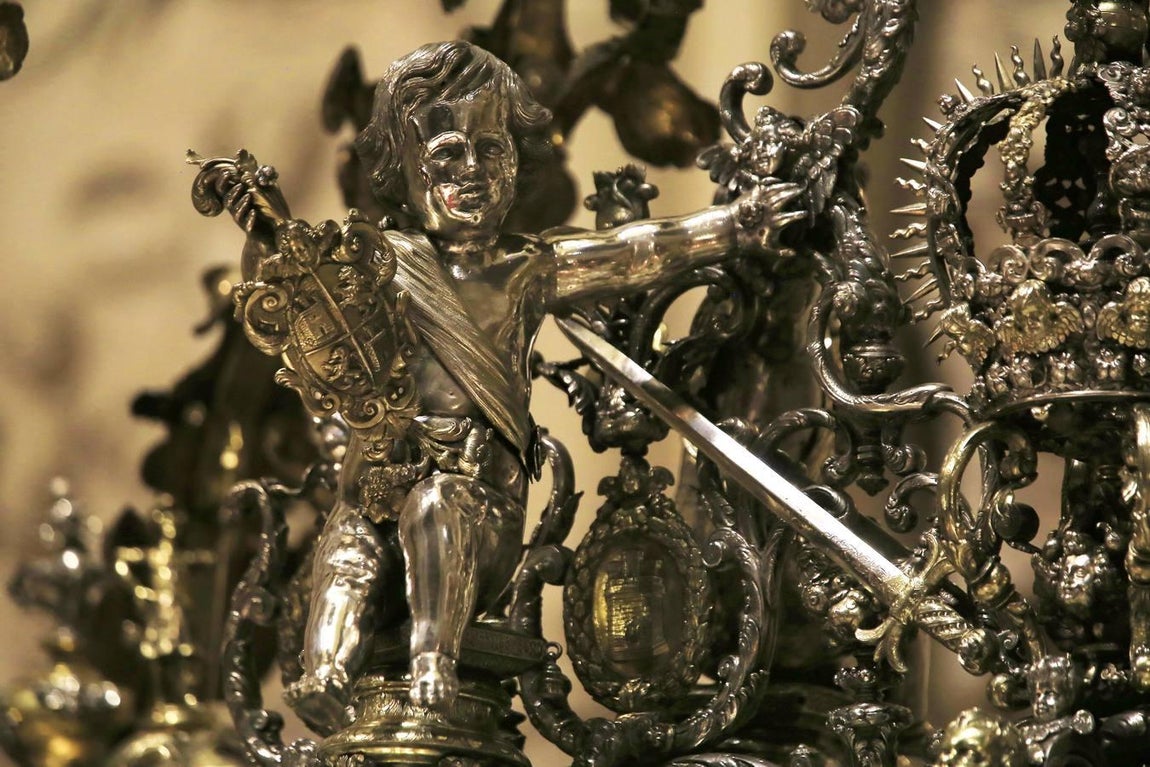 Cientos de sevillanos muestran sus respetos al Rey Santo