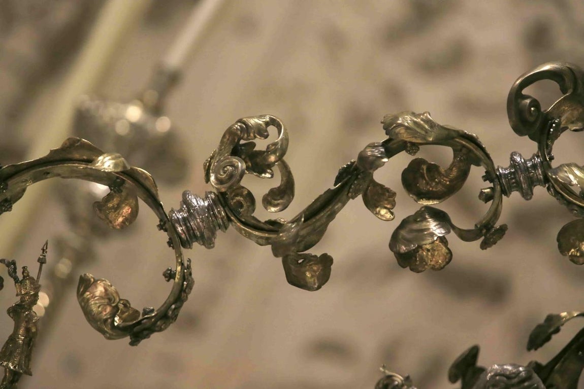 Cientos de sevillanos muestran sus respetos al Rey Santo