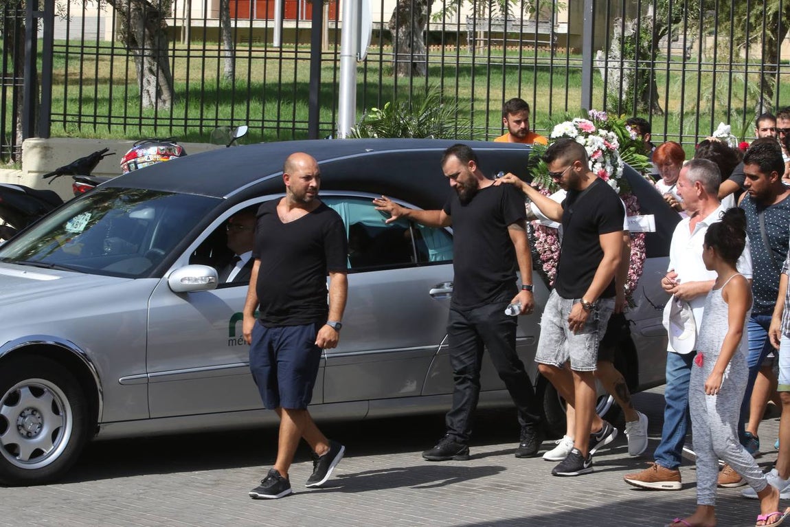 En imágenes: Centenares de personas despiden a la joven fallecida en un accidente en Valme