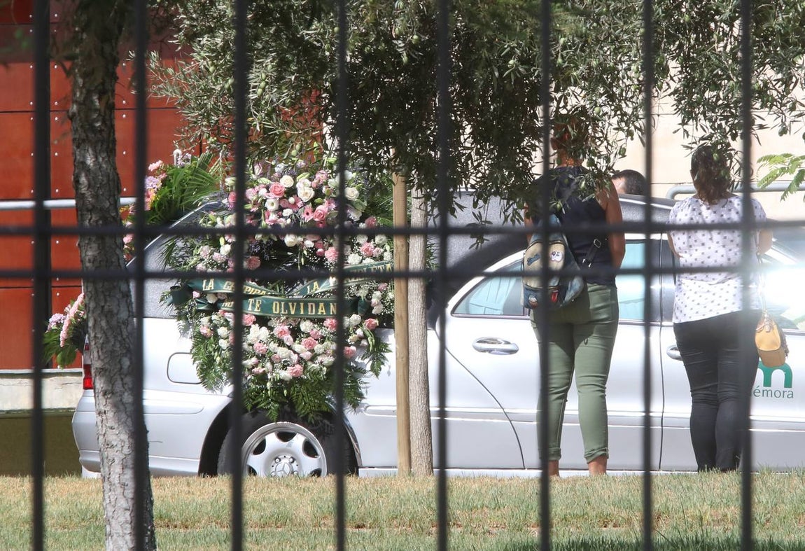 En imágenes: Centenares de personas despiden a la joven fallecida en un accidente en Valme