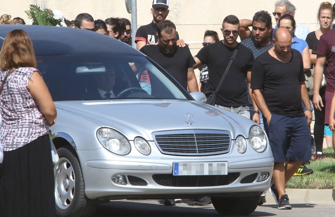 En imágenes: Centenares de personas despiden a la joven fallecida en un accidente en Valme