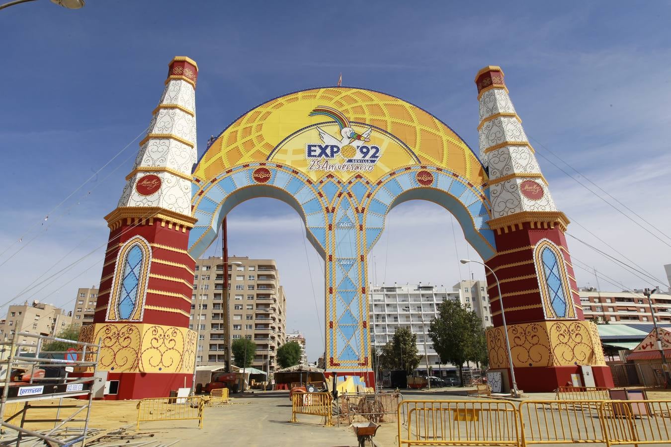 Portada de la Feria de Abril de 2017. Para celebrar su 25 cumpleaños, Curro, la mascota de la Expo'92, presidió la portada de la Feria de este año. La obra, de 50 metros de frontal una altura de 38 metros, fue diseñada Hugo Montalbán, de 34 años