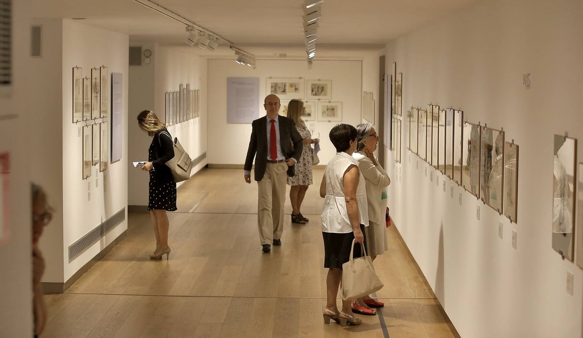 La muestra presenta piezas procedentes del Museo ABC y que están reunidas bajo el epígrafe «Crónicas de París»