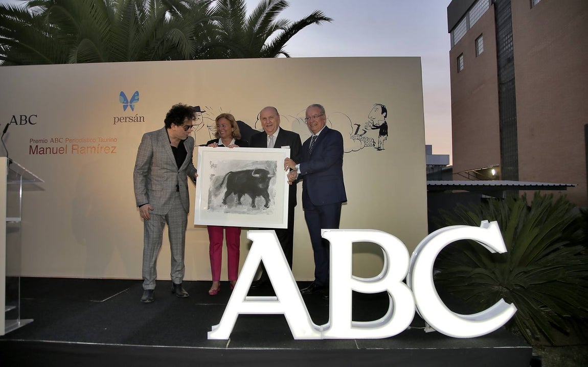 Andrés Calamaro recibe el premio periodístico taurino junto a la presidenta -edictora de ABC, Catalina Luca de Tena, el presidente de Persán, José Moya y el director de ABC de Sevilla Álvaro Ybarra