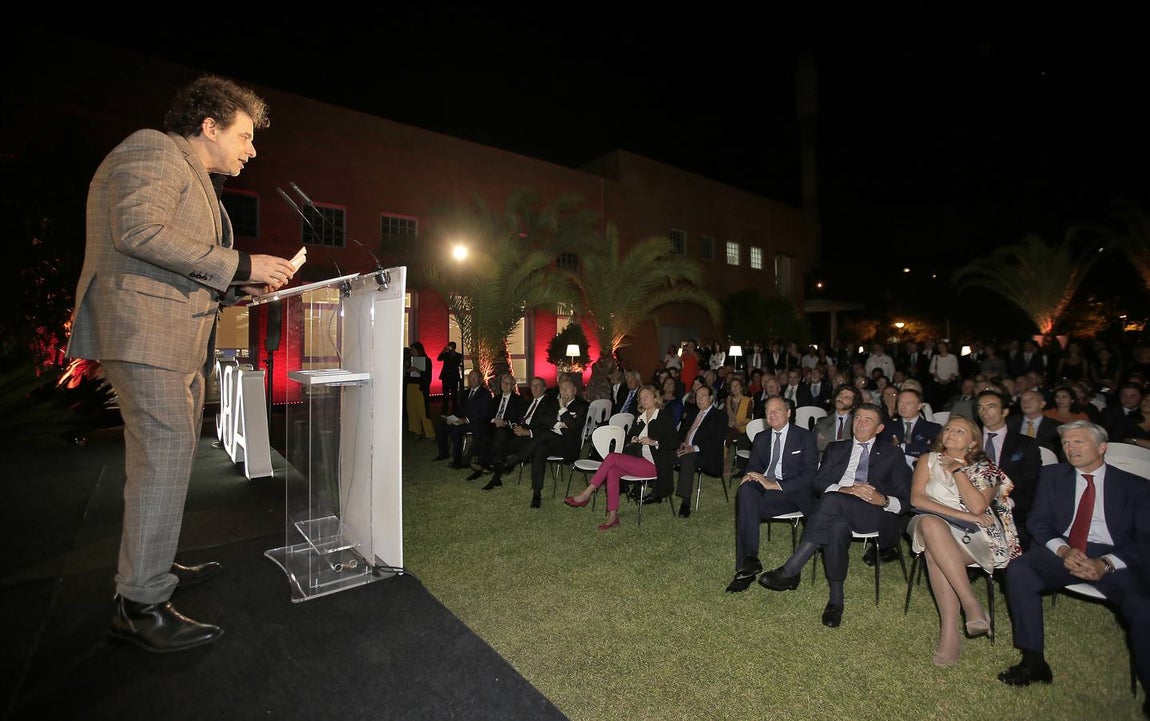 Andrés Calamaro durante su discurso al recibir el X premio periodístico taurino Manuel Ramírez en la casa de ABC de Sevilla