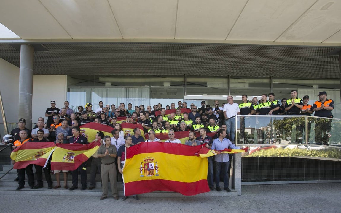La Policía Local muestra su apoyo a las fuerzas de seguridad del Estado