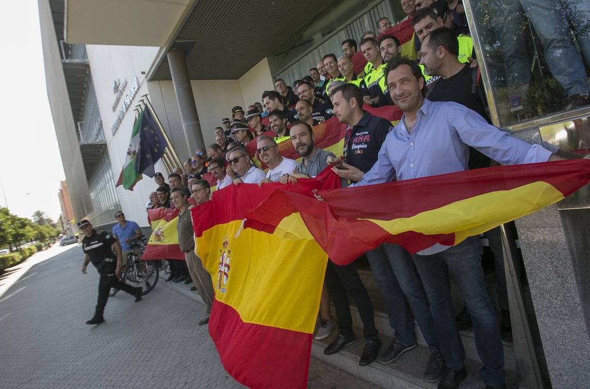 La Policía Local muestra su apoyo a las fuerzas de seguridad del Estado