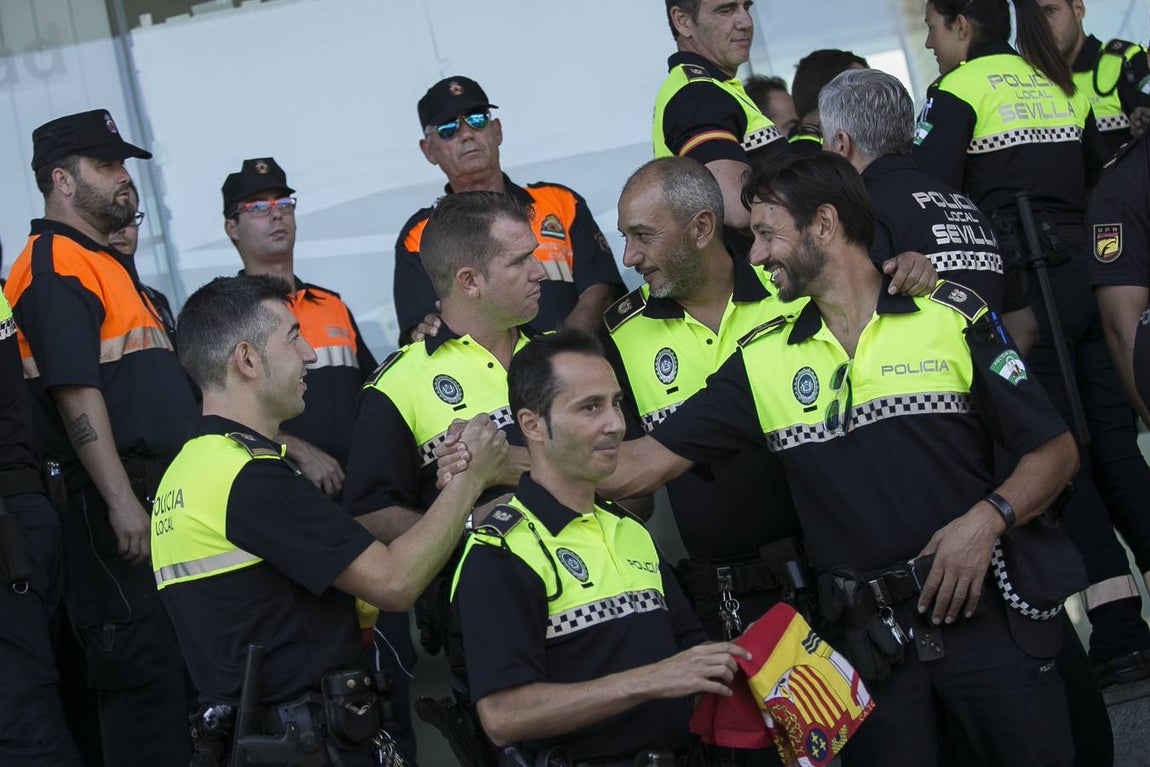 La Policía Local muestra su apoyo a las fuerzas de seguridad del Estado