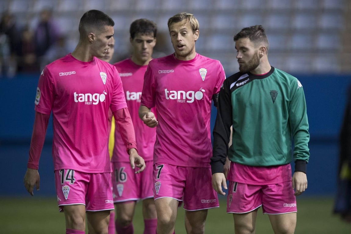 Otra derrota blanquiverde. Decepción de los jugadores del Córdoba CF tras perder en Lorca