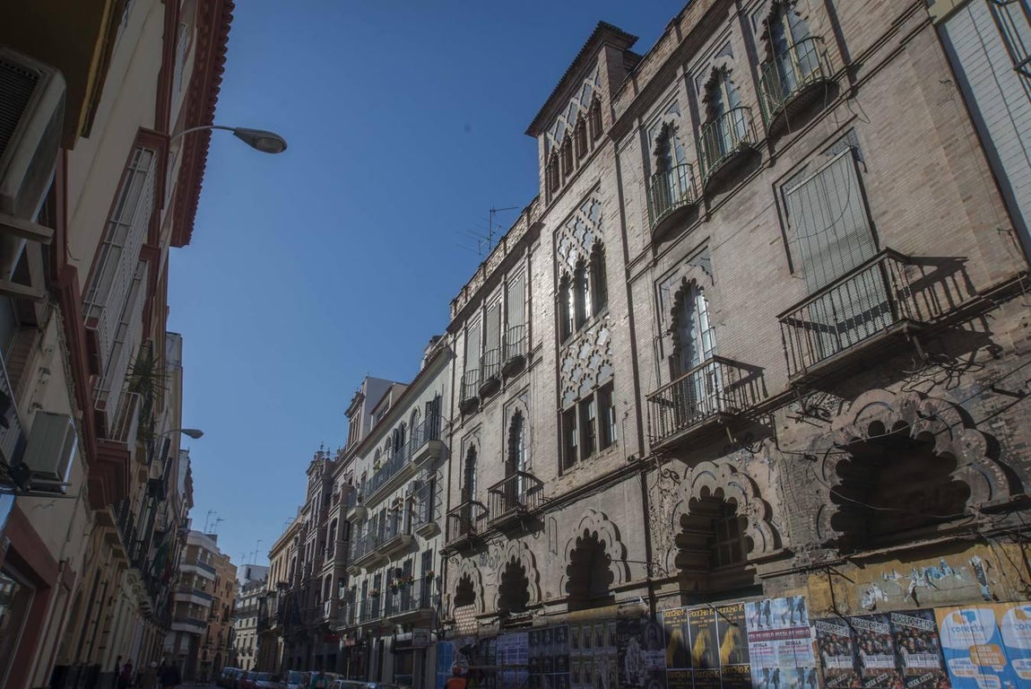 Edificio regionalista que albergó el Cine X, en la calle Trajano