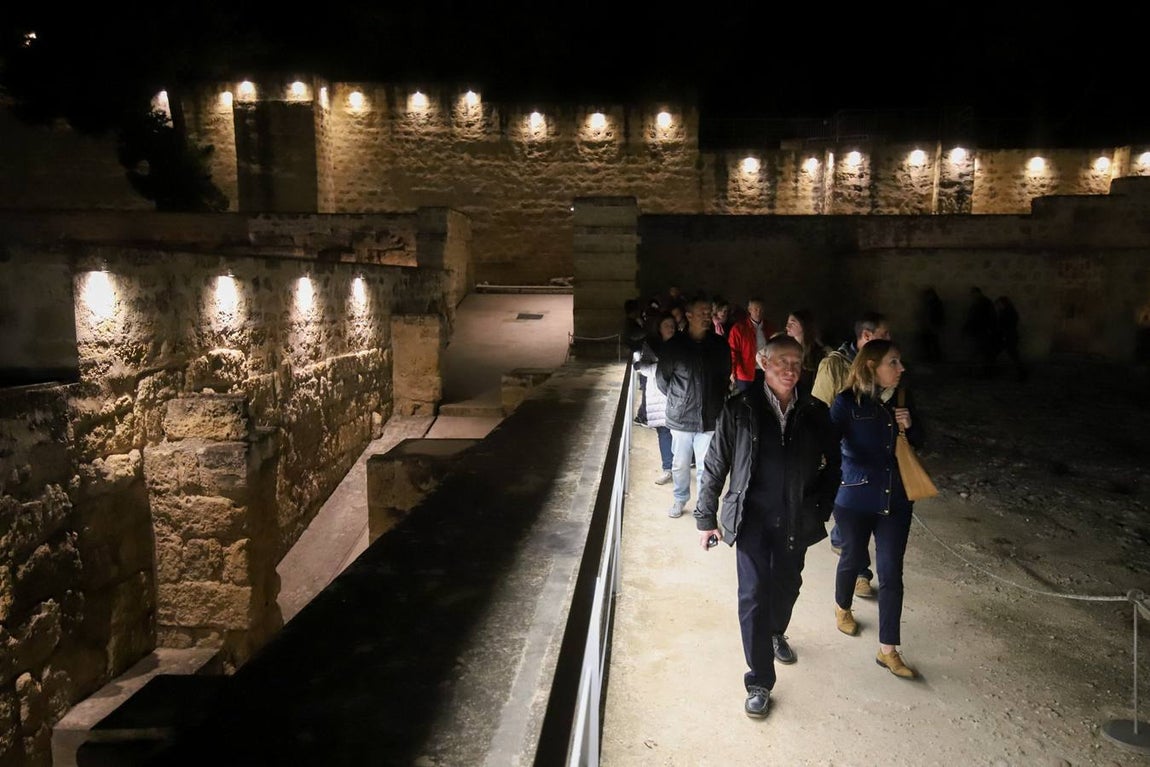 La primera visita nocturna a Medina Azahara, en imágenes