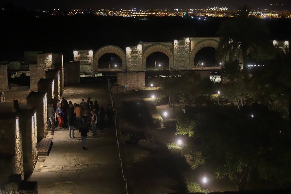 La primera visita nocturna a Medina Azahara, en imágenes