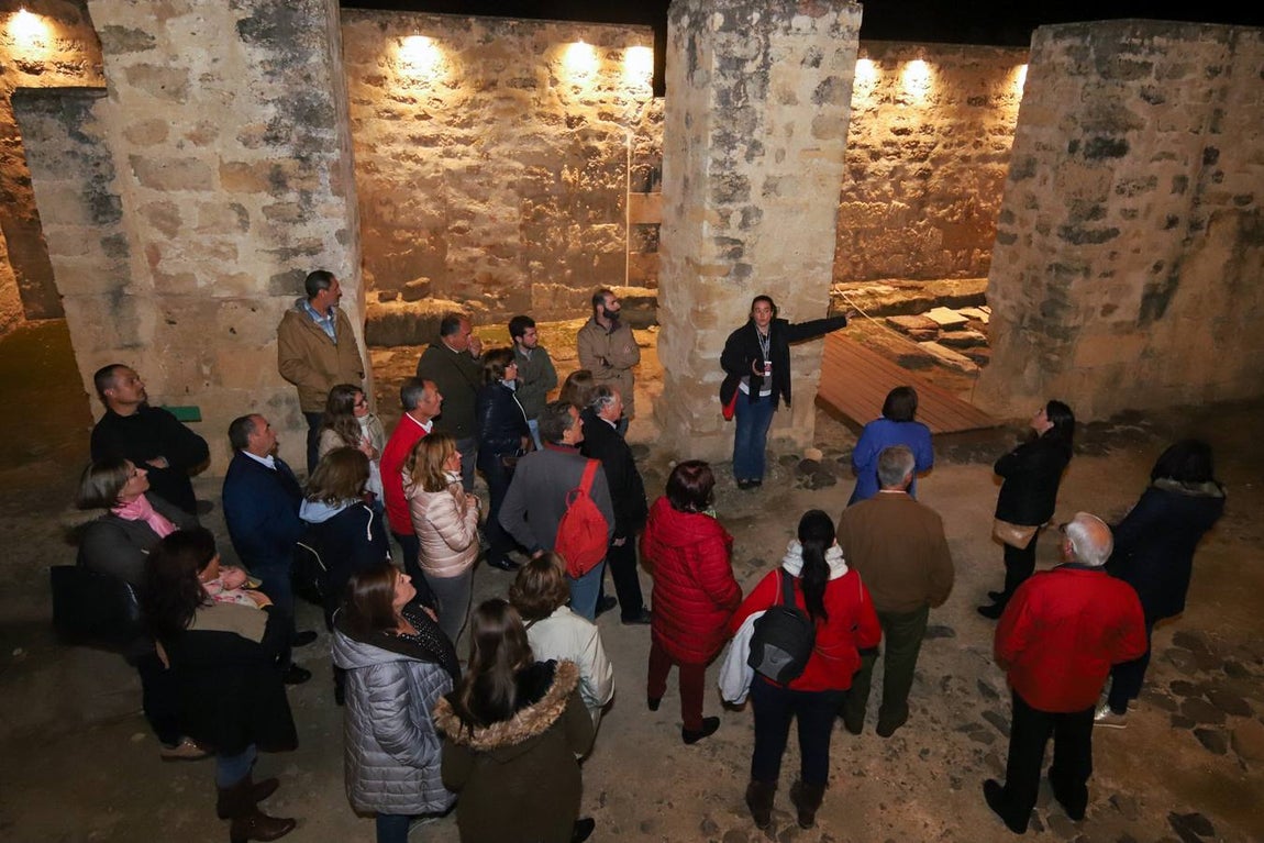 La primera visita nocturna a Medina Azahara, en imágenes
