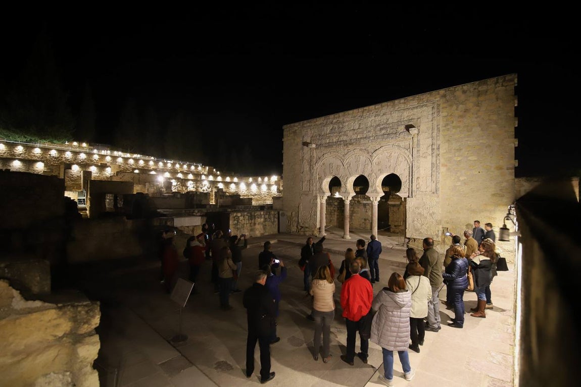 La primera visita nocturna a Medina Azahara, en imágenes