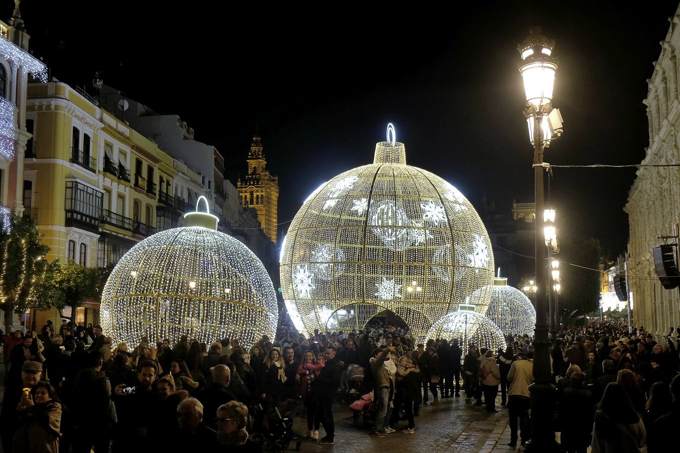 El alumbrado de la iluminación navideña de Sevilla, en imágenes