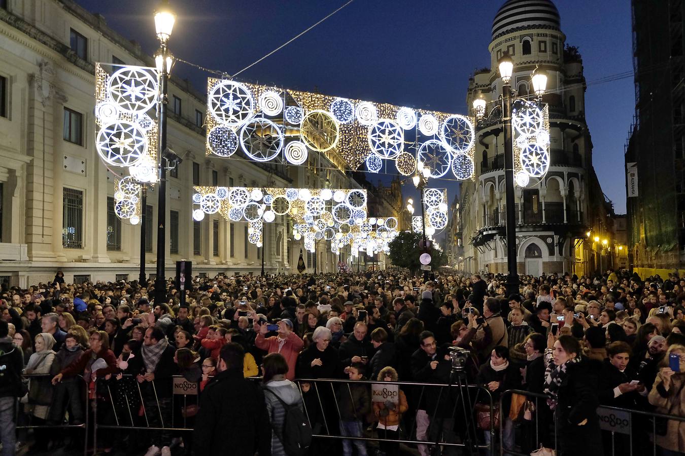 El alumbrado de la iluminación navideña de Sevilla, en imágenes