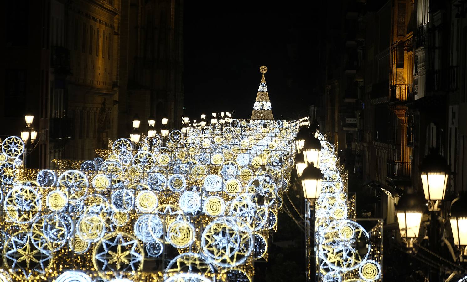 El alumbrado de la iluminación navideña de Sevilla, en imágenes