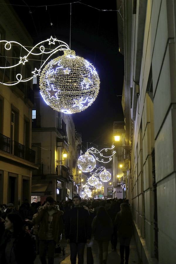 El alumbrado de la iluminación navideña de Sevilla, en imágenes