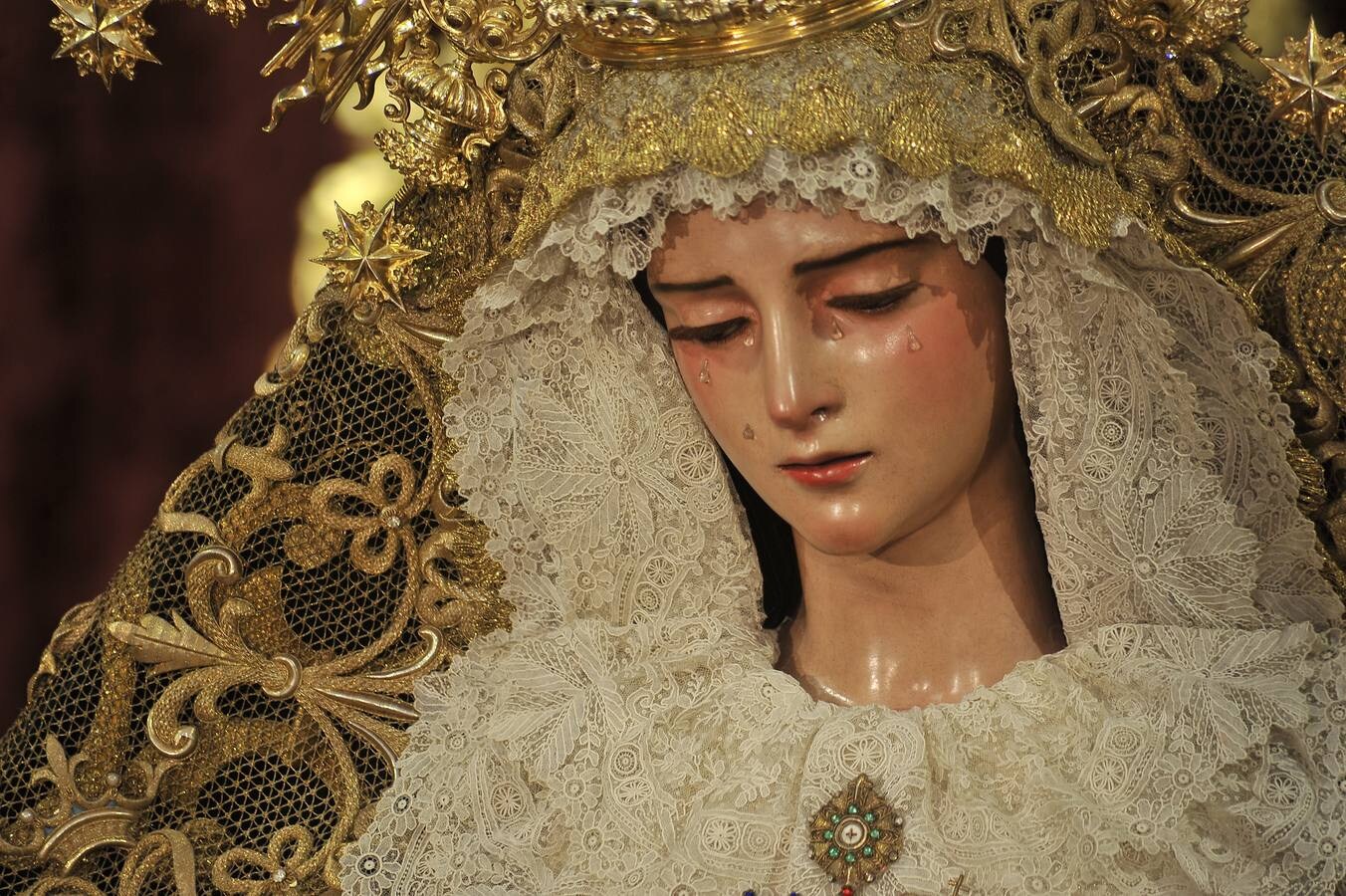Galería del besamanos de la Virgen de Gracia y Esperanza
