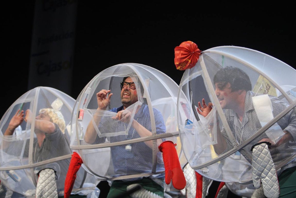 Carnaval de Cádiz: Así fue la actuación de la chirigota «Los que van a su bola»