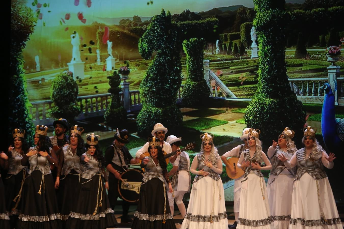 Carnaval de Cádiz 2018: actuación de la comparsa «En blanco y negro»