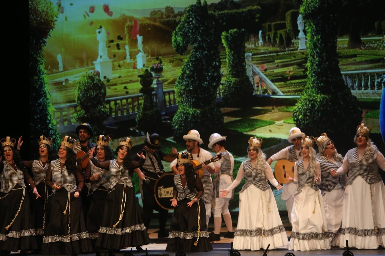 Carnaval de Cádiz 2018: actuación de la comparsa «En blanco y negro»