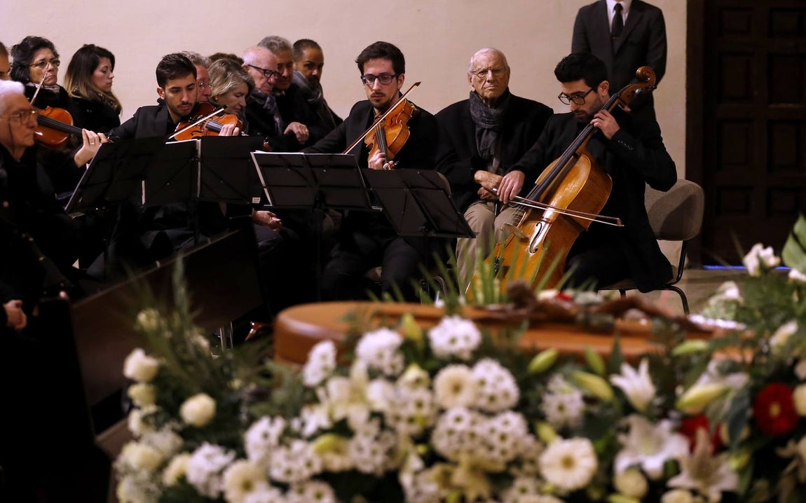 El funeral de Pablo García Baena en San Miguel, en imágenes