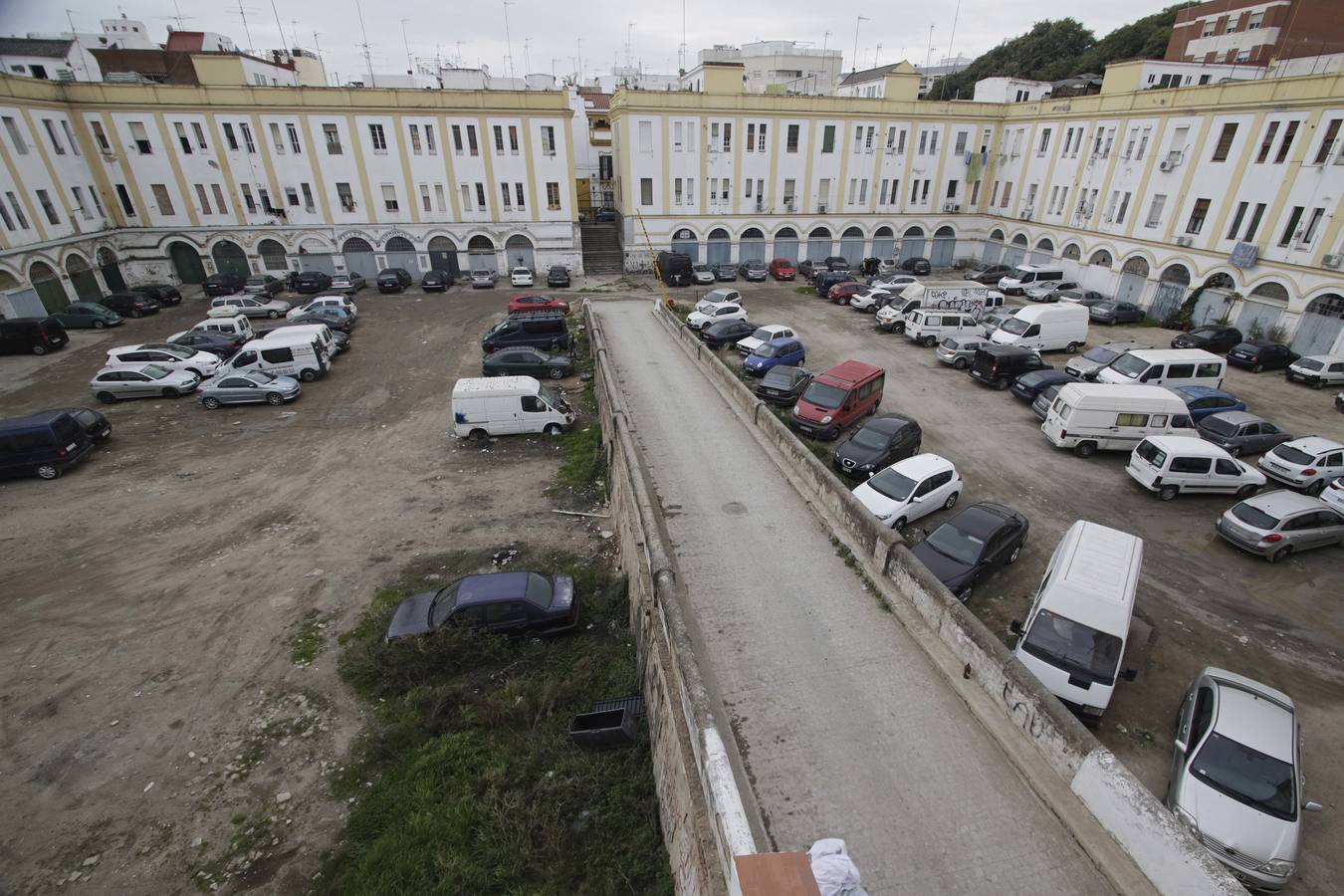 El interior del recinto que habitan okupas en Nervión