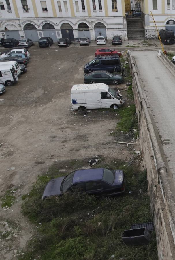 El interior del recinto que habitan okupas en Nervión